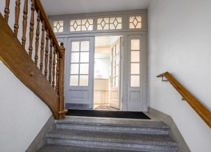 Hauseingang der Zahnarztpraxis Praxis Zahnarzt am Kunsthaus