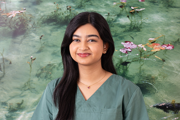 Maria Kabir (Detalassistentin)